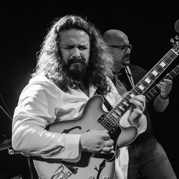 Hervé guitariste de The Big Tang Theory